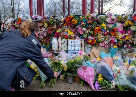London, Großbritannien. März 2021, 13th. Ein Schild mit der Aufschrift „Ende der Gewalt gegen Frauen“ ist von Blumen umgeben. Die Menschen besuchen eine Vigil in Erinnerung an Sarah überhaupt Stockfoto