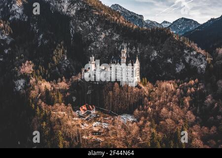 Luftdrohnenaufnahme des malerischen Schlosses Neuschwanstein auf einem verschneiten Hügel Im Winter Sonnenlicht in Deutschland Stockfoto