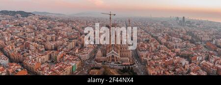 Barcelona, Spanien - 25. Feb 2020: Luftpanorama Drohne Aufnahme des Stadtzentrums leere Straße vor Sonnenaufgang in der Winterdämmerung Stockfoto