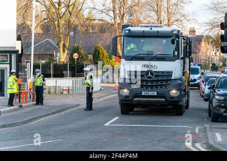 Inverness, Highlands, Schottland, Großbritannien. 18. März 2021: Dies ist eine Szene aus dem Wiederaufbau des schweren und lebensverändernden Unfalls der folgenden Polizei PR-Beamten appellieren an die Öffentlichkeit, nachdem eine 57-jährige Frau nach dem Zusammenstoß mit einem Lastwagen in Inverness gestern, Freitag, 12. März 2021, schwer verletzt wurde. Um 12,45pm ging die Frau entlang der Southside Road und überquerte die Crown Street, als sie mit einem weißen Mercedes-Lastwagen in Kontakt kam, der sich in die Crown Street verwandelte. Quelle: JASPERIMAGE/Alamy Live News Stockfoto