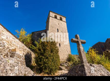 Kirche des mittelalterlichen Dorfes La Couvertoirade in Aveyron in Okzitanien, Frankreich Stockfoto