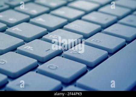 Nahaufnahme der Tastatur eines modernen Computers. Stockfoto