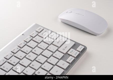 Ansicht von Tastatur und Maus eines modernen Computers. Stockfoto