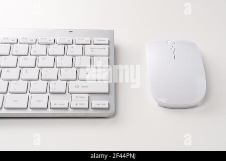 Ansicht von Tastatur und Maus eines modernen Computers. Stockfoto