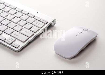 Ansicht von Tastatur und Maus eines modernen Computers. Stockfoto