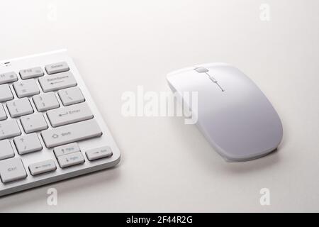 Ansicht von Tastatur und Maus eines modernen Computers. Stockfoto