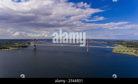 Neue Little Belt Bridge und kleine Stadt Middelfart gesehen Aus der Luft Stockfoto