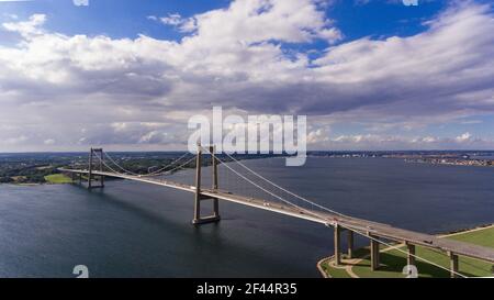 Neue Little Belt Bridge und kleine Stadt Middelfart gesehen Aus der Luft Stockfoto