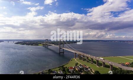 Neue Little Belt Bridge und kleine Stadt Middelfart gesehen Aus der Luft Stockfoto