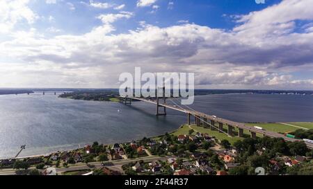 Neue Little Belt Bridge und kleine Stadt Middelfart gesehen Aus der Luft Stockfoto