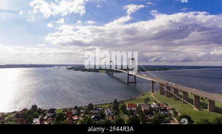 Neue Little Belt Bridge und kleine Stadt Middelfart gesehen Aus der Luft Stockfoto