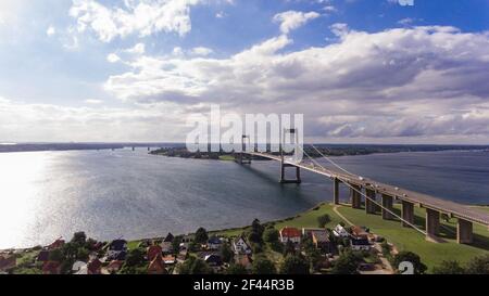 Neue Little Belt Bridge und kleine Stadt Middelfart gesehen Aus der Luft Stockfoto