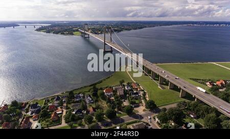 Neue Little Belt Bridge und kleine Stadt Middelfart gesehen Aus der Luft Stockfoto