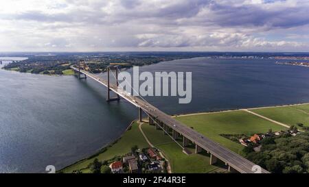 Neue Little Belt Bridge und kleine Stadt Middelfart gesehen Aus der Luft Stockfoto