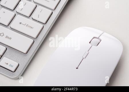 Ansicht von Tastatur und Maus eines modernen Computers. Stockfoto