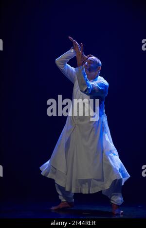 Astaad Deboo, Astad Deboo, indische Tänzerin, zeitgenössische indische Tänzerin, Choreografin, Pionier des modernen Tanzes, NCPA ADD ART Festival, NCPA, Bombay, Mumbai, Maharashtra, Indien, Asien Stockfoto