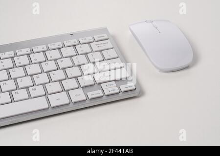 Ansicht von Tastatur und Maus eines modernen Computers. Stockfoto