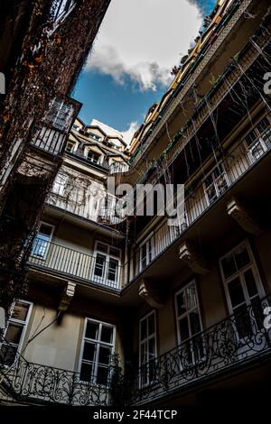 Blick Auf Den Innenhof Mit Balkonen In Der Stadt Wien In Österreich Stockfoto