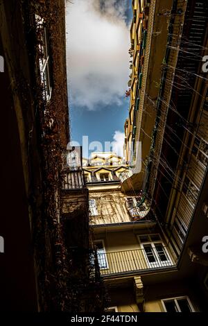 Blick Auf Den Innenhof Mit Balkonen In Der Stadt Wien In Österreich Stockfoto