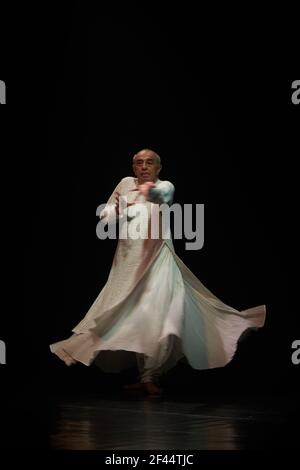 Astaad Deboo, Astad Deboo, indische Tänzerin, zeitgenössische indische Tänzerin, Choreografin, Pionier des modernen Tanzes, NCPA ADD ART Festival, NCPA, Bombay, Mumbai, Maharashtra, Indien, Asien Stockfoto