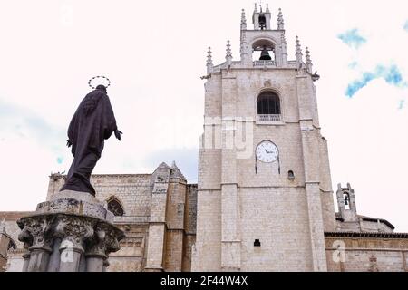 Kathedrale von San Antolin von Palencia von seiner Fassade aus gesehen. Historisch-künstlerisches Denkmal im gotischen Stil Stockfoto