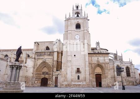 Kathedrale von San Antolin von Palencia von seiner Fassade aus gesehen. Historisch-künstlerisches Denkmal im gotischen Stil Stockfoto