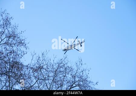 London, Großbritannien. März 2021, 15th. Helikopter fliegt über den Parliament Square. Tausende versammelten sich auf dem Parliament Square, um das Bewusstsein für die Sicherheit von Frauen zu schärfen Stockfoto