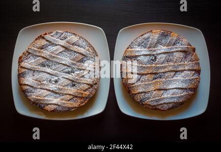 Nahaufnahme der neapolitanischen Pastiera, typisch italienischer Kuchen zu Ostern. Gefüllt mit Ricotta-Käse und kandierten Früchten, bedeckt mit Puderzucker. Stockfoto