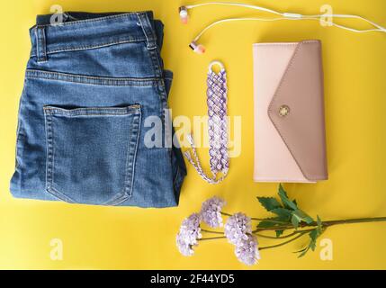 Set von Kleidung und Accessoires auf gelbem Hintergrund Stockfoto