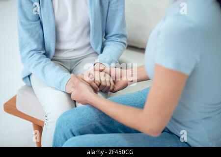 Töchter Hände in Mütter zart und liebevoll Stockfoto