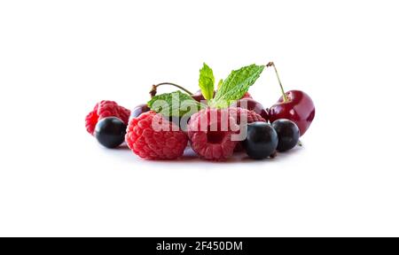 Früchte, Beeren isoliert auf weißem Hintergrund. Früchte und Beeren mit Platz für Text. Schwarze Johannisbeere, Kirsche, Himbeere. Gemischte Beeren und Früchte i Stockfoto