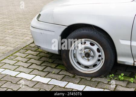 POSEN, POLEN - 11. Sep 2017: Beschädigter Reifen eines geparkten Autos Stockfoto