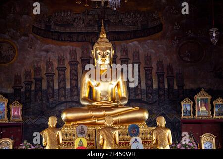 Goldene Statue von Buddha im Tempelkomplex von Wat Rakhang in Bangkok, Thailand. Stockfoto