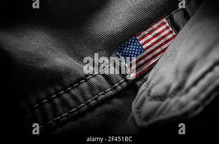 Anhänger auf dunkler Kleidung in Form der Flagge Der Vereinigten Staaten von Amerika Stockfoto