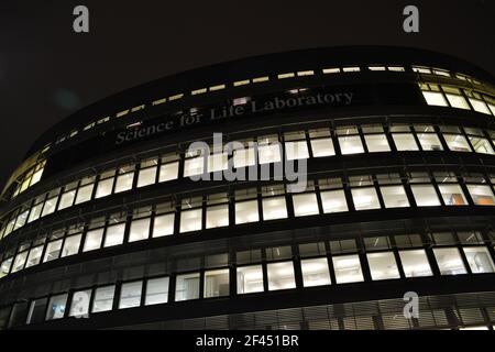 STOCKHOLM, SCHWEDEN - 08. Dez 2020: Stockholm, Schweden - 8 2020. Dezember: Karolinska Institutet Wissenschaft für das Leben Labor in der Nacht. Stockfoto