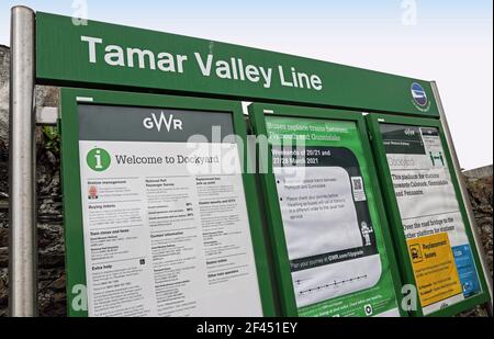 Eine Warntafel an der Zweiglinie des GWR Tamar Valley warnt vor einem Bus-Ersatzdienst, der am Wochenende in Betrieb ist. Nach dem Verlassen von Plymouth folgt die Linie dem Fluss Stockfoto