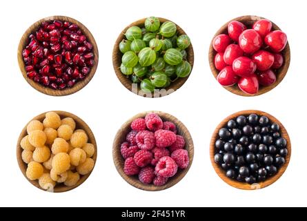 Draufsicht. Früchte und Beeren in Schale auf weißem Hintergrund. Früchte mit Platz für Text. Collage von verschiedenen Früchten und Beeren isoliert auf einem weißen Stockfoto