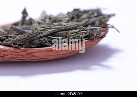 Grüner Tee getrocknet und mit gerollten Blättern Stockfoto