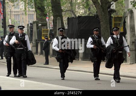 29. April 2011. Westminster Abbey, London, England. Königlicher Hochzeitstag. Starke Polizeipräsenz entlang der Route und um Westminster Abbey herum als riesig Stockfoto