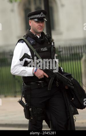 29. April 2011. Westminster Abbey, London, England. Königlicher Hochzeitstag. Starke Polizeipräsenz entlang der Route und um Westminster Abbey herum als riesig Stockfoto