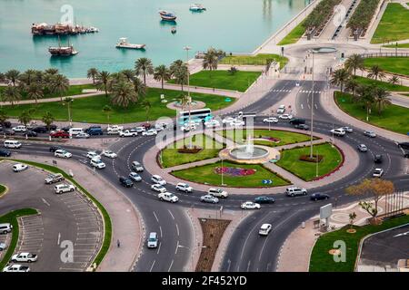 Katar, Doha, Verkehr am Kreisverkehr infont des Museum für Islamische Kunst Stockfoto