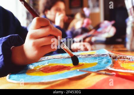 Junge Schüler malen in der Schule Kunst Klassenzimmer. England. VEREINIGTES KÖNIGREICH Stockfoto