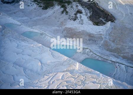 Blick von oben auf schöne natürliche Travertin Pools und Terrassen. Stockfoto