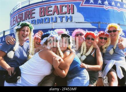 Eine Gruppe von glücklichen Frauen in ausgefallenen Kleid feiert eine Henkenparty, Pleasure Beach, Great Yarmouth, Norfolk, England, VEREINIGTES KÖNIGREICH Stockfoto