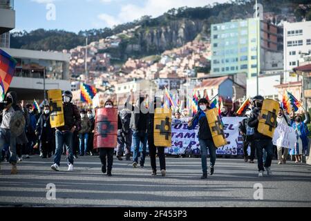 La Paz, Bolivien. März 2021, 18th. Tausende regierungsnahe Demonstranten fordern die Verurteilung der ehemaligen Interimspräsidentin Jeanine Anez und ihrer Minister. Die Politiker wurden wegen Terrorismus, Aufruhr und Verschwörung verhaftet und stehen bei einer Verurteilung bis zu 30 Jahren Gefängnis gegenüber. Quelle: Radoslaw Czajkowski/dpa/Alamy Live News Stockfoto