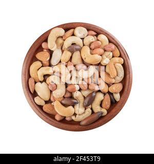 Holzplatte voll von gemischten Nüssen isoliert auf weißem Hintergrund. Erdnüsse, brasilianische Nüsse, Cashew, baru und Mandeln. Stockfoto