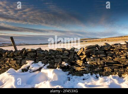 Ein Makrelenhimmel über einer verschneiten Landschaft in Weardale, The North Pennines, County Durham, Großbritannien Stockfoto