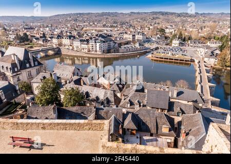 Luftaufnahme von Terrasson-Lavilledieu auf der Vézère, Dordogne, New Aquitaine, Frankreich Stockfoto