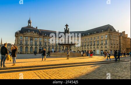 Besucher am Ende des Nachmittags den Place de la Bourse in Bordeaux, Frankreich Stockfoto