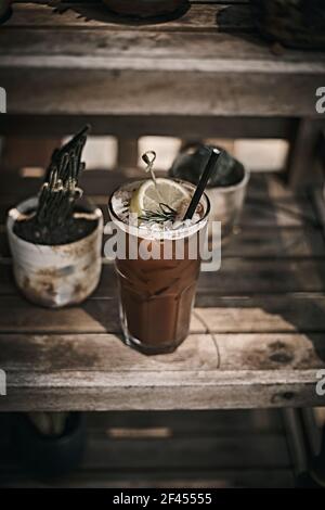 Nahaufnahme Eis americano mit Zitrone im Café-Hintergrund. Stockfoto